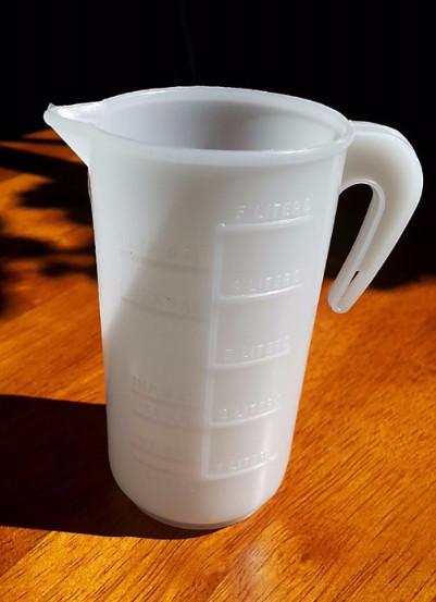 Oil measuring cup